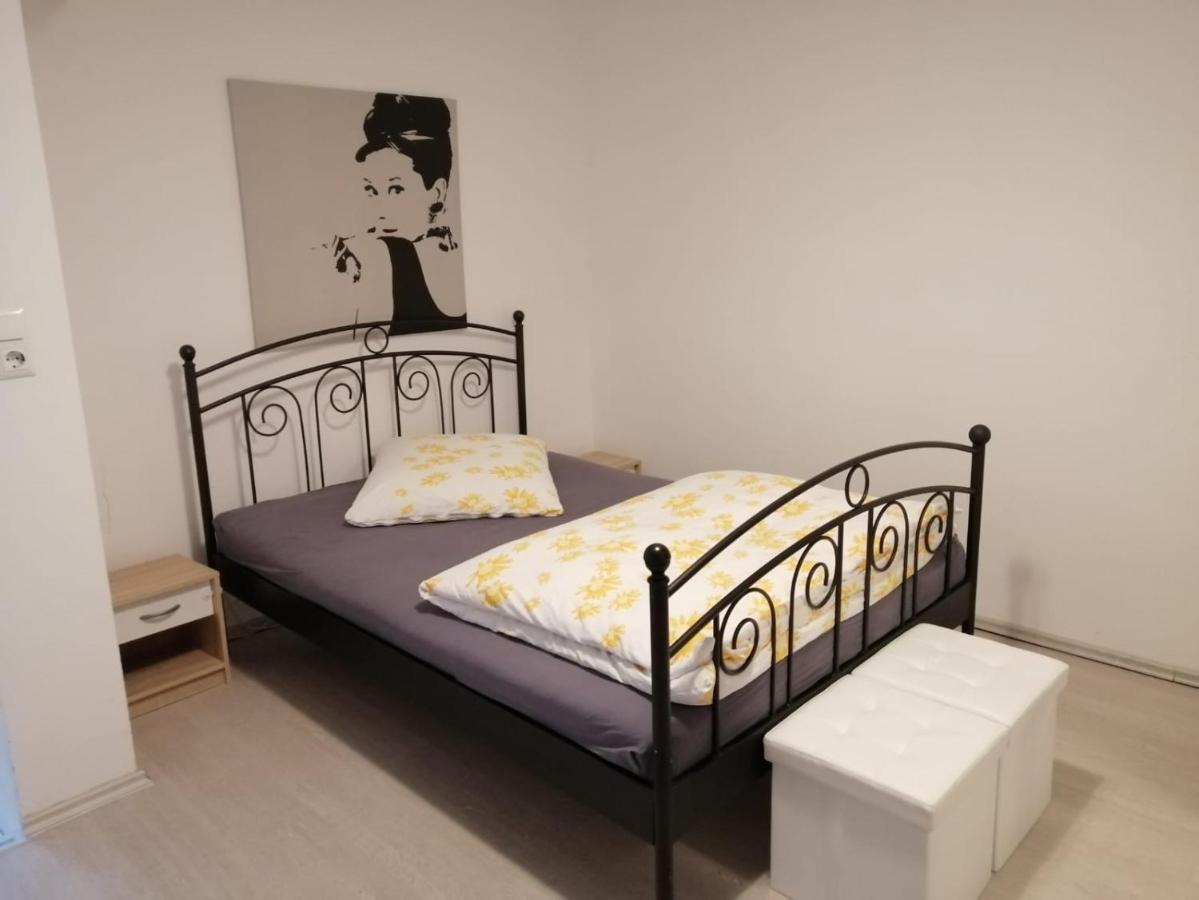 Ferienwohnung Beutelsbacherstrasse 12 Unterturkheim Щутгарт Екстериор снимка